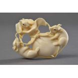 Flaches Elfenbein Netsuke "Mäuse mit Getreidesack", sign., Japan 20.Jh., L. 5cm, def. Flat Ivory