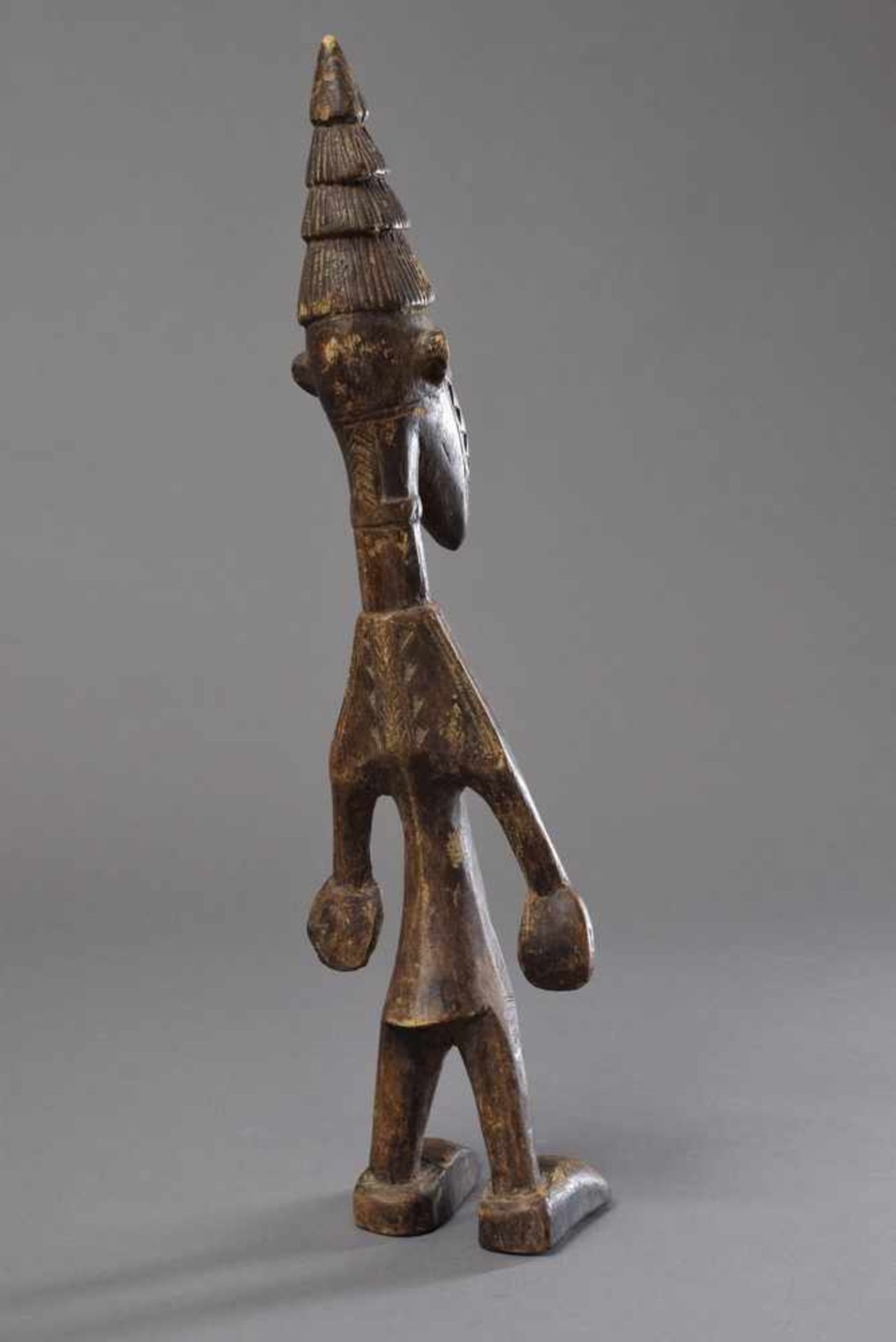 Dogon Figur "Stehender Mann", Holz beschnitzt, Mali Ende 20.Jh., H. 54cm, etwas best. Dogon - Bild 2 aus 2