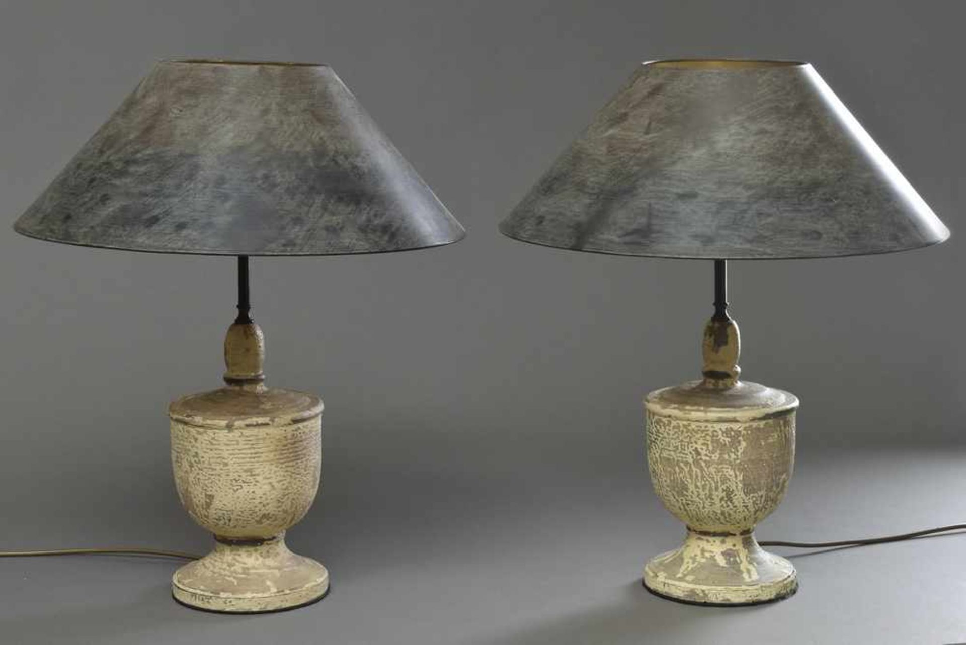 Paar moderne Holz "Vasen" Lampen mit Resten farbiger Fassung und dunklen Schirmen, H. 58,5cm Pair of