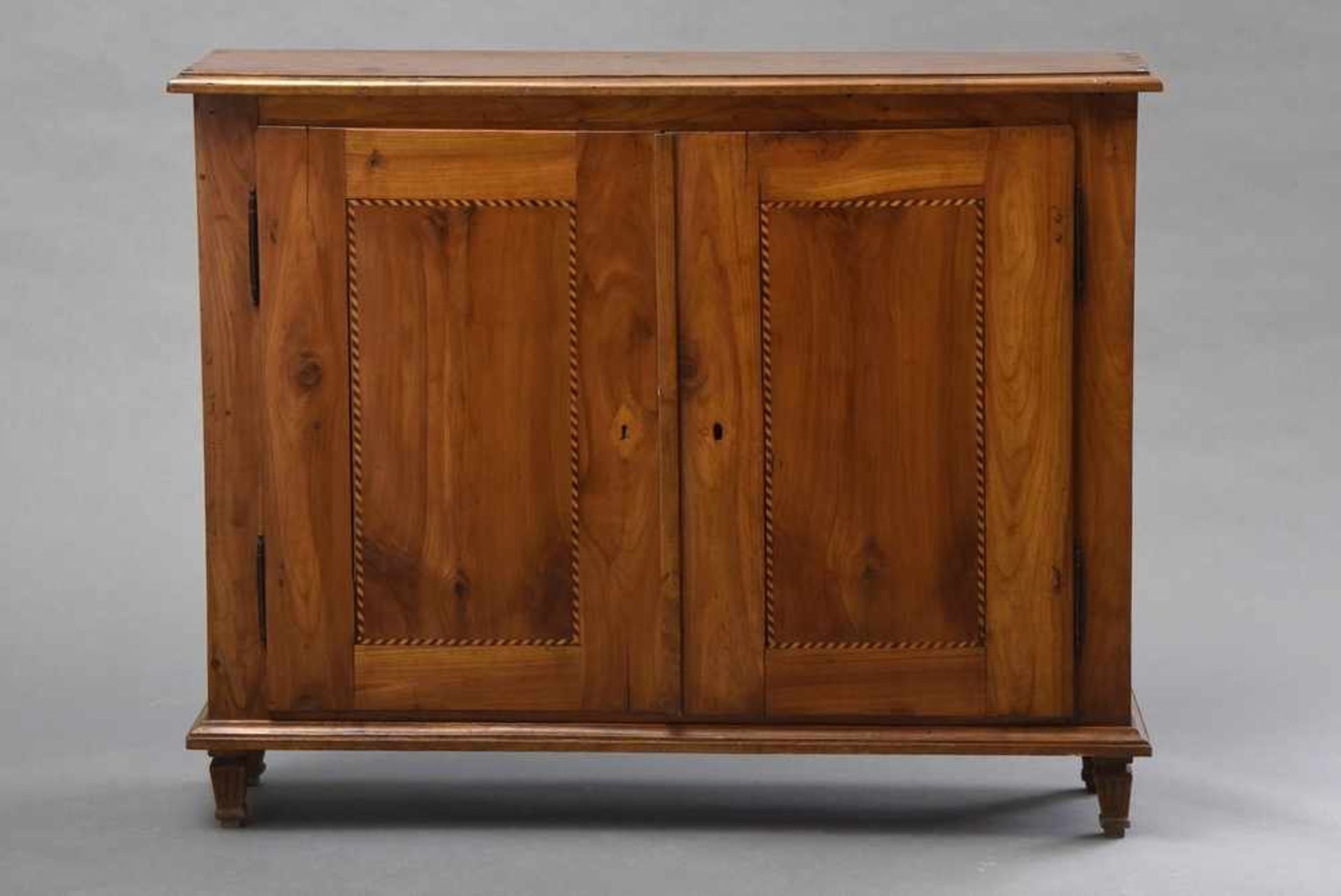 Nussbaum Konsolschrank mit Streifenintarsie in den Türen, Frankreich um 1800, 90x112x30cm, Risse, - Bild 2 aus 4