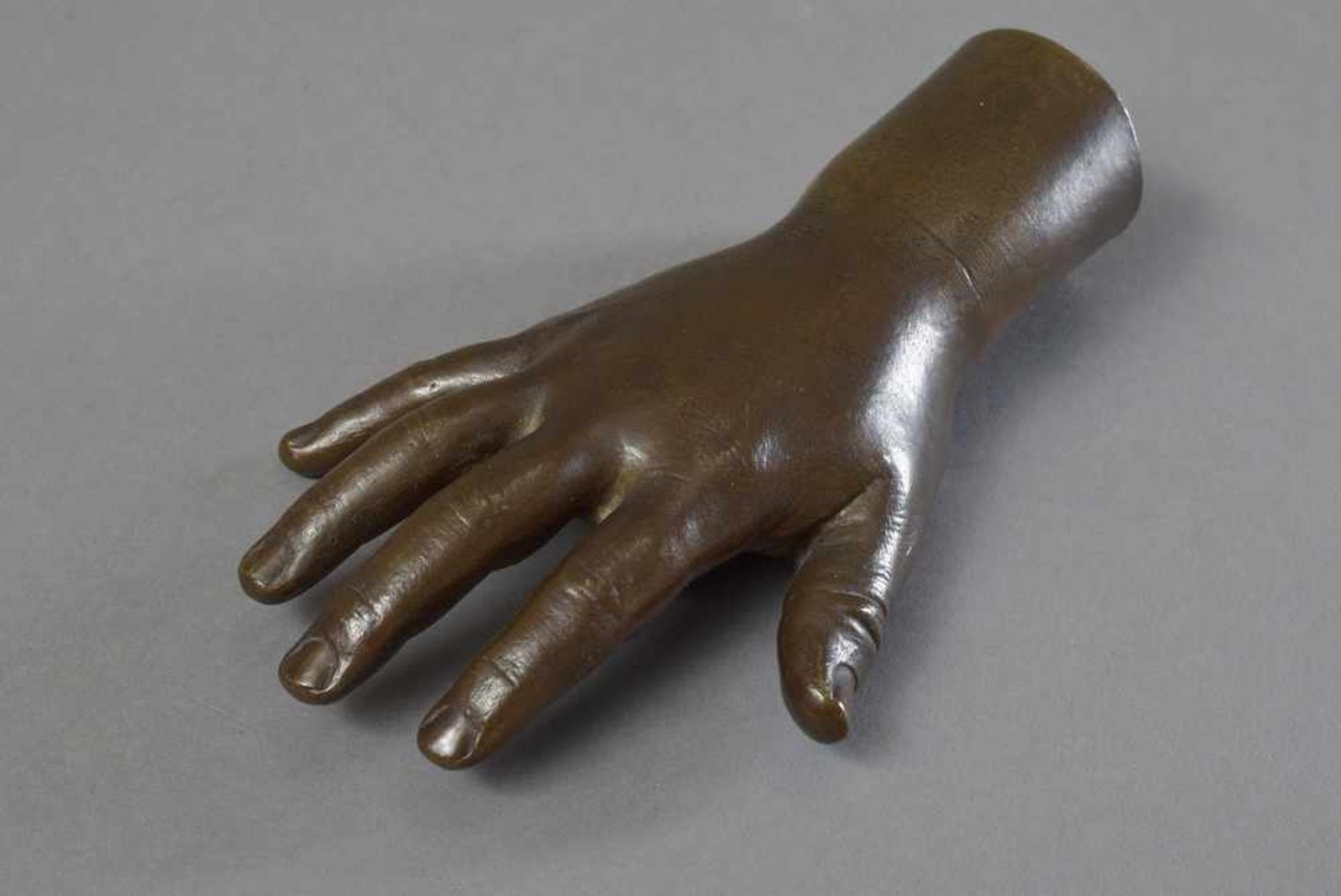 Unsigniert "Kinderhand", Bronze, L. 17,5cm, B. 11cm, leicht ber. Unsigned ''child's hand'',