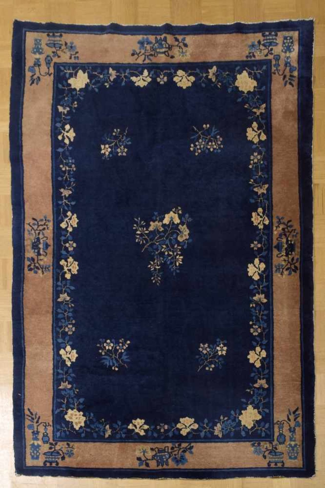 Peking Teppich mit floraler Musterung auf blauem Fond und brauner Bordüre, China um 1900/1950,