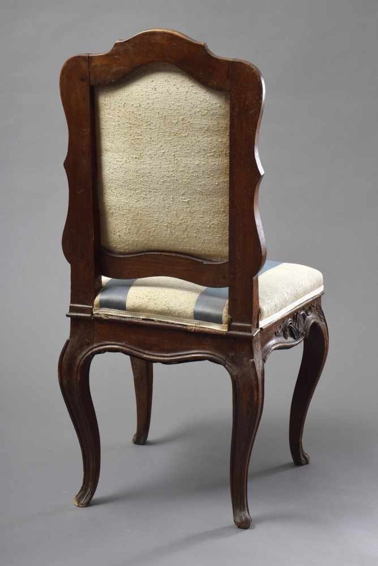 Barocker Stuhl mit geschweiften Beinen sowie Muschel- und Blätterschnitzwerk, blau-weiß - Bild 2 aus 2