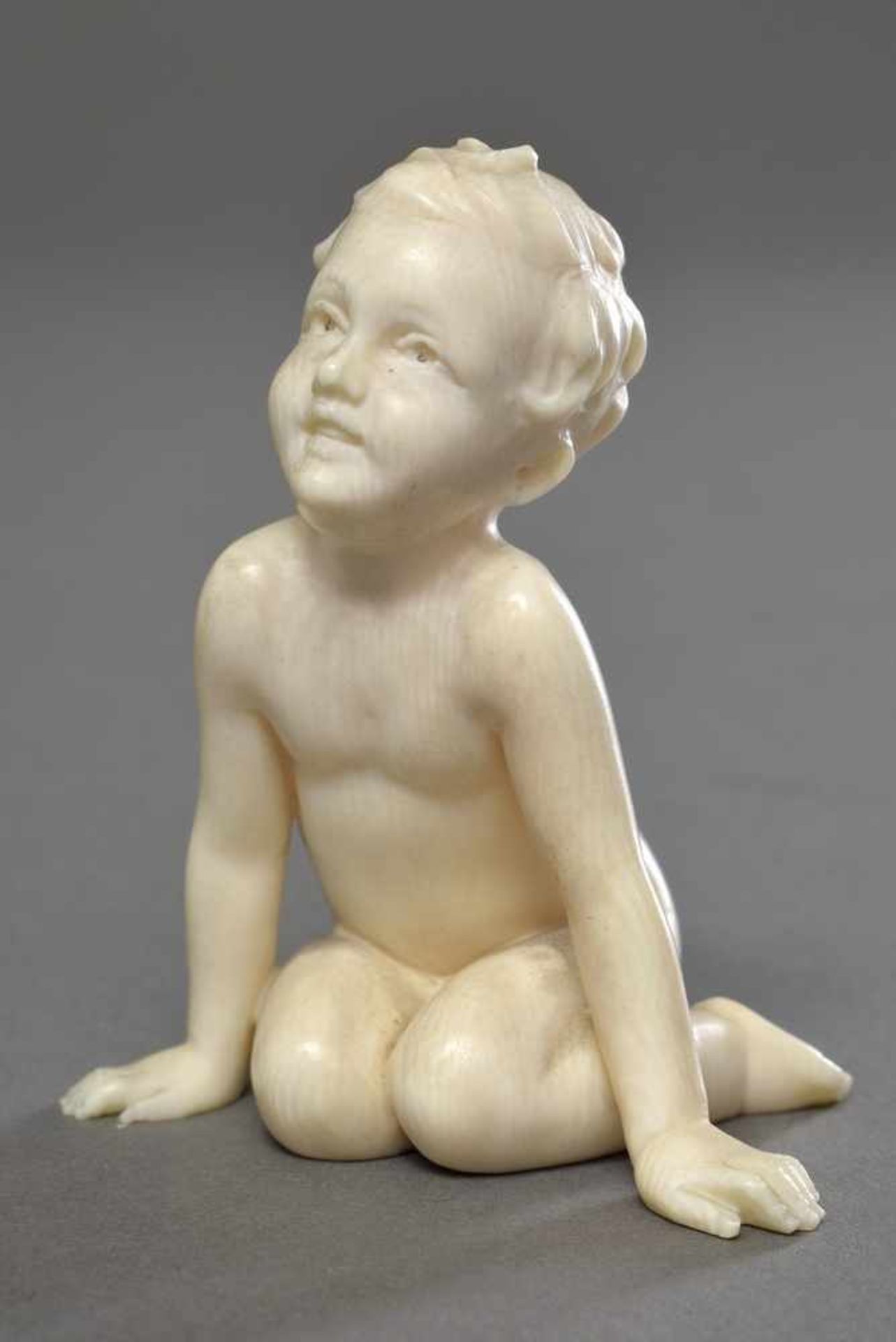 Kleine Elfenbein Schnitzerei "Hockender Knabe", um 1920, H. 6cm Small Ivory carving ''Squatting