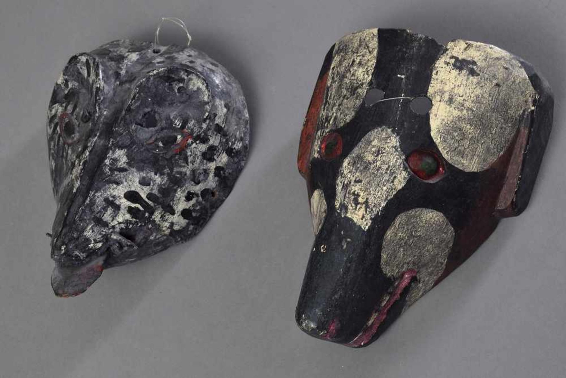 2 Diverse brasilianische Ritualmasken "Hundeköpfe", Balsaholz bemalt, H. 21cm, kl. Defekte 2 various