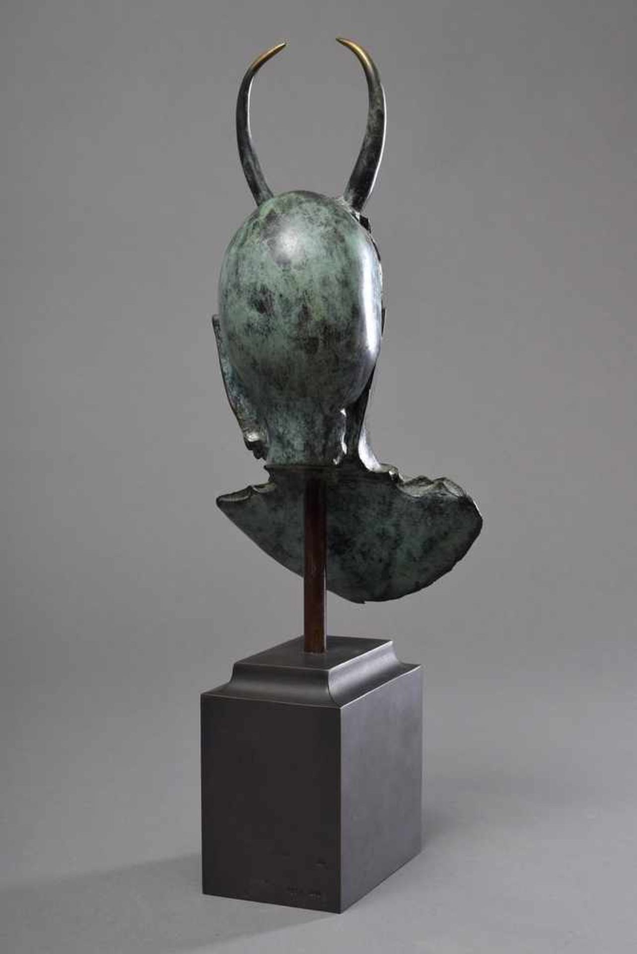 Wunderlich, Paul (1927-2010) "Kopf des Minotaurus" 1989, Bronze patiniert, 157/200, num./sign., H. - Image 2 of 5