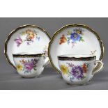 Paar Meissen Tassen mit Galeriekante und Blumendekor mit kobaltblauem Rand, 20.Jh., H. 5,5cm Pair of