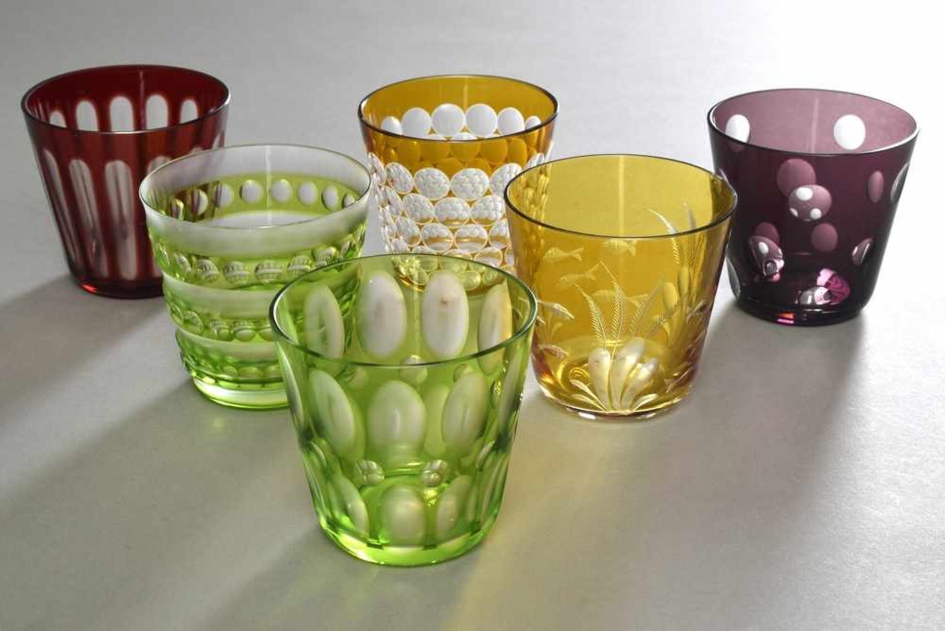 Rotter Gläser mit verschiedenen Schliffen in Rot, Gelb und Hellgrün, H. 8cm, 2 mit Gravur im
