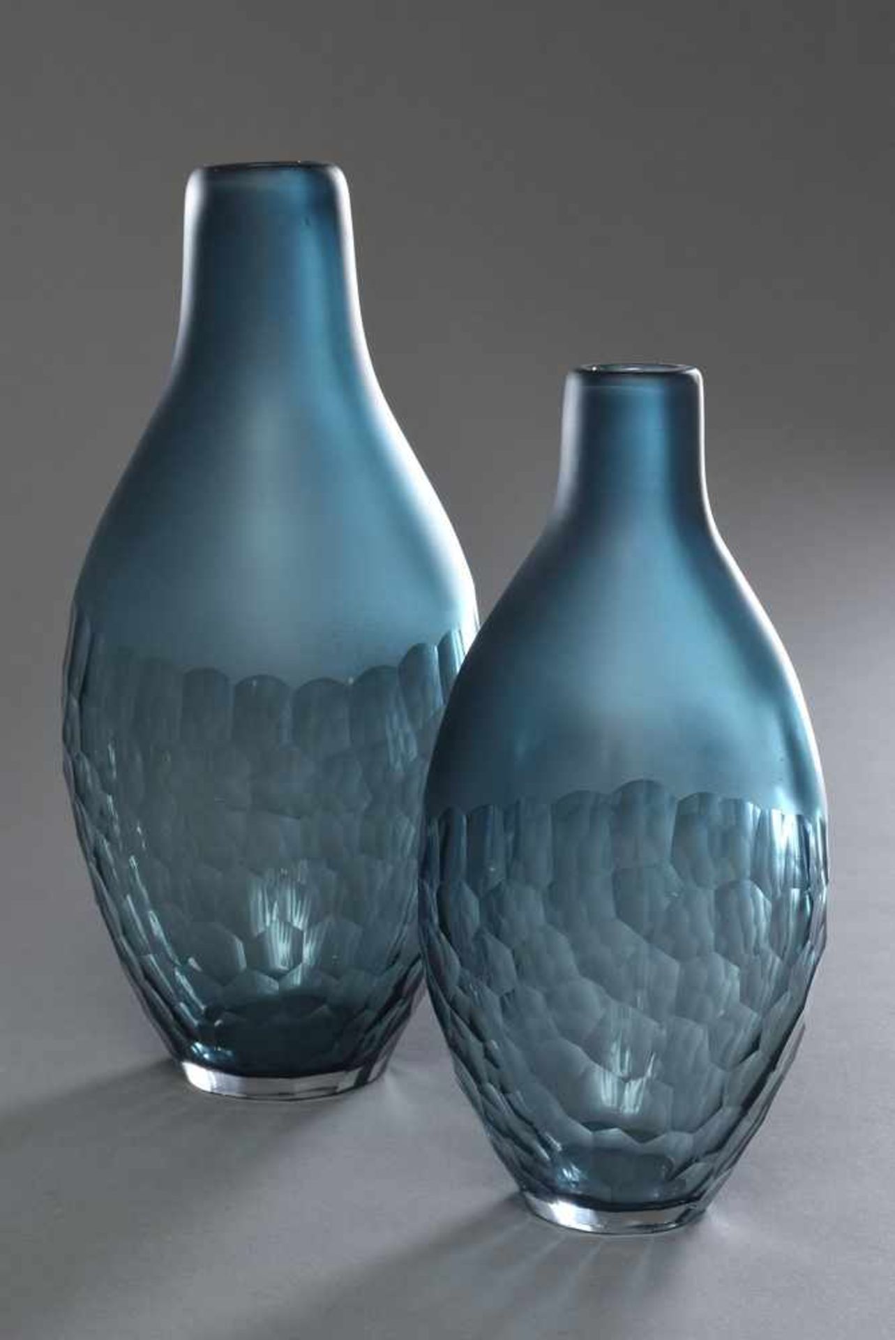 2 Diverse taubenblaue Rosenthal Glas Vasen mit beschliffenem und mattiertem Korpus, 20.Jh., H. 25/