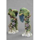 Paar Porzellan Vogel Figuren "Grüne Papageien" auf Astsockel, Sitzendorf, H. 25,5/26,5cm, etw.