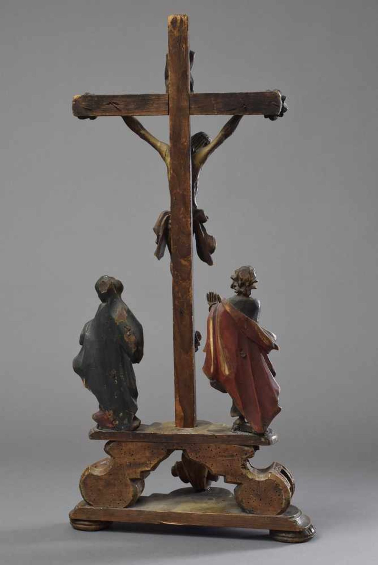 Alpenländische Sakralskulptur "Kreuzigungsgruppe", Holz, geschnitzt und farbig gefasst, dazu eine - Image 2 of 6