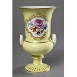 Meissen Henkelvase mit Blumenkartusche auf gelben Fond, Pfeifferzeit, H. 19cm Meissen handle vase