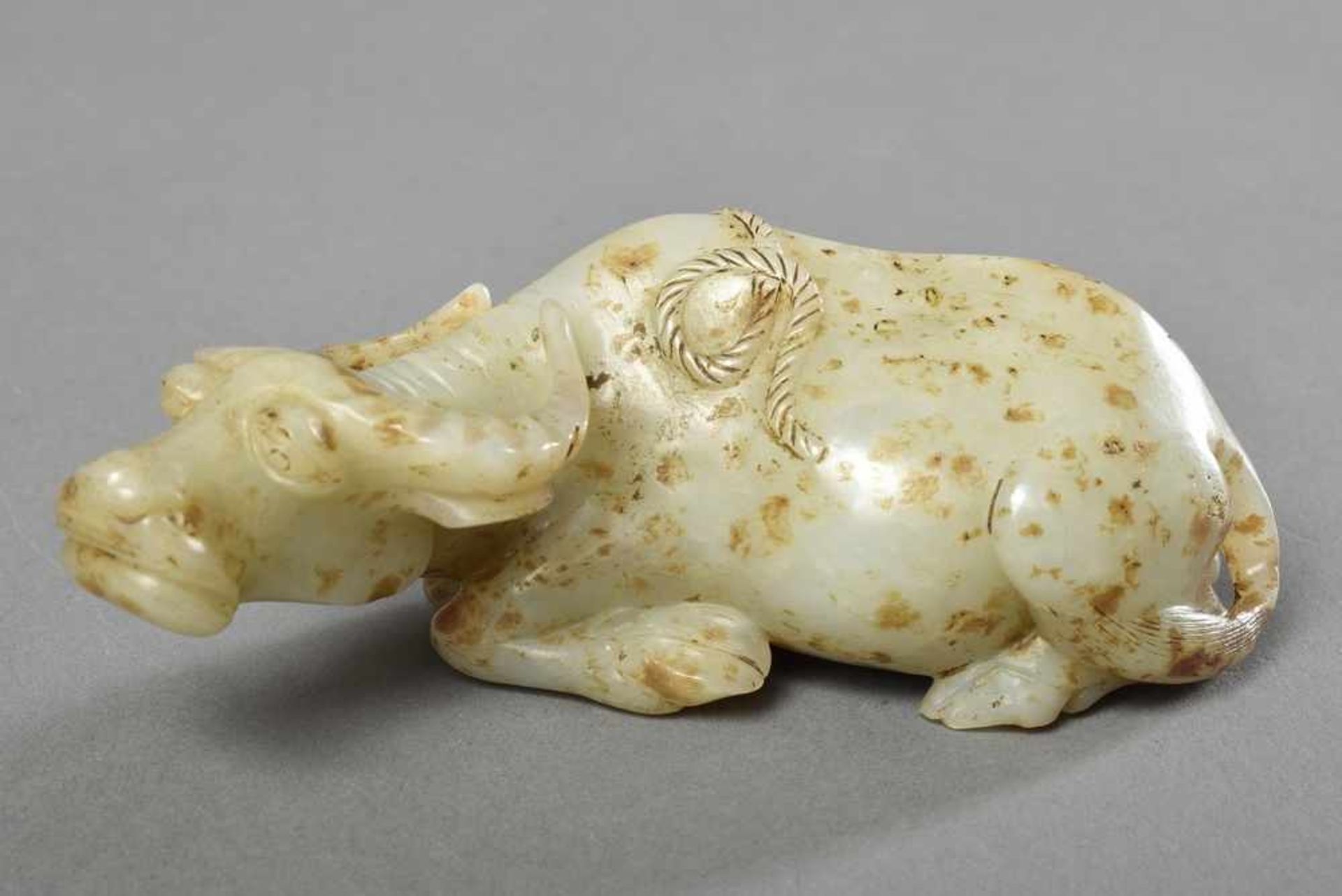 Chinesische Jadeschnitzerei "Liegender Wasserbüffel", 19.Jh., H. 4cm, L. 11cm Chinese jade