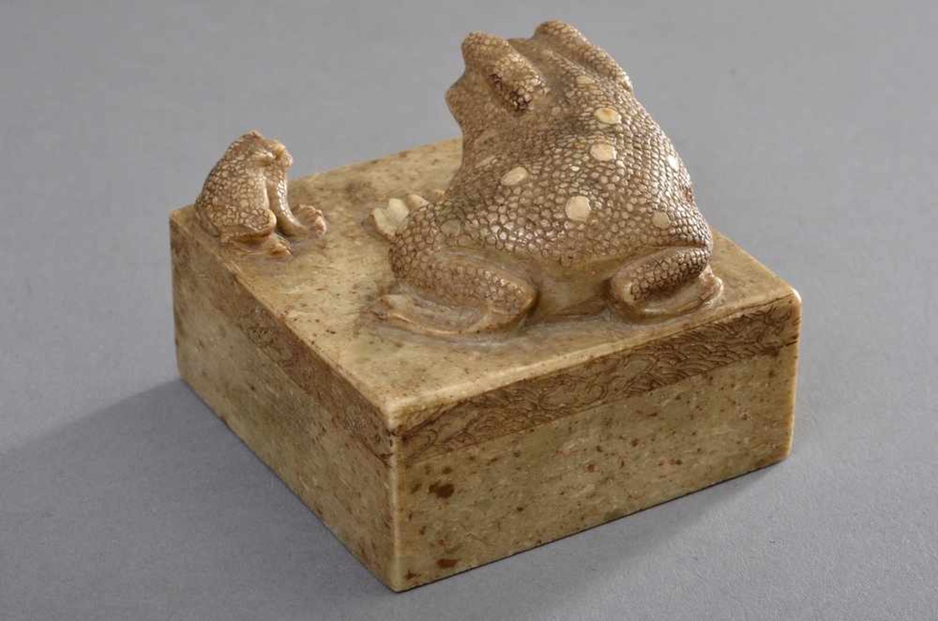 Großes Speckstein Siegel "Kröte mit kleiner Kröte", China um 1900, 6x7x7cm Big soapstone seal ''toad - Bild 3 aus 4