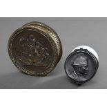 2 Diverse Teile: Messing Portemonnaie und Metall/Porzellan Dose mit "Napoleon" Motiven, H. 2,5cm/Ø