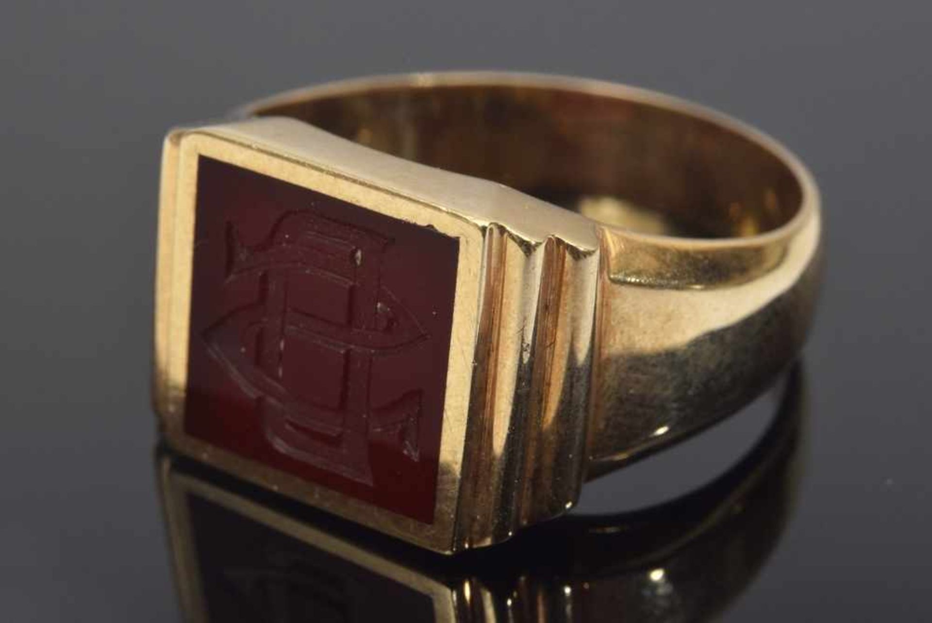 GG 585 Ring mit eckiger Karneolplatte "DS", 10g, Gr. 63 YG 585 Ring with square carnelian plate '' - Bild 2 aus 2