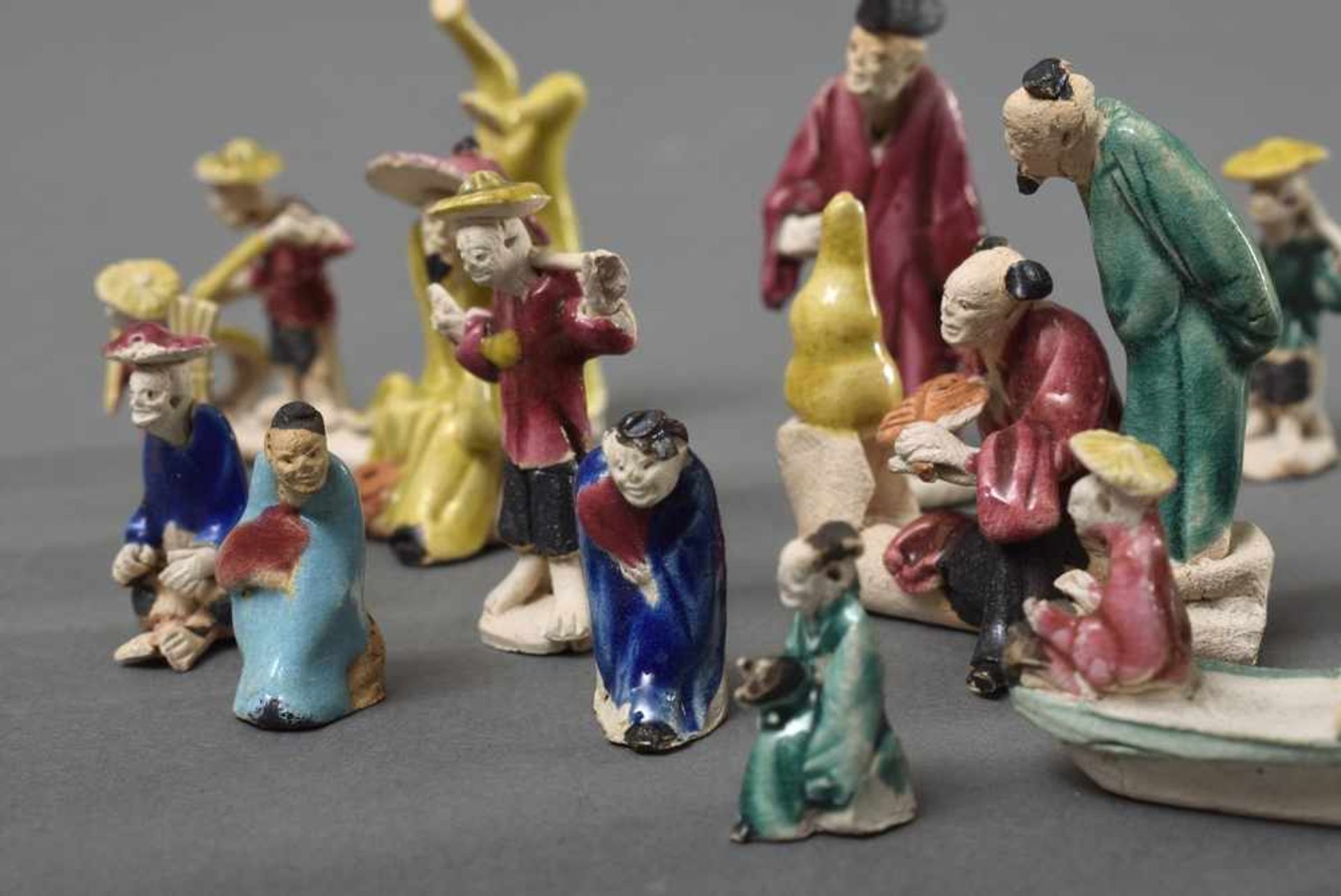 17 Diverse chinesische Tonminiaturfiguren, H. 1-4cm, min. best 17 17 Various chinese clay - Bild 3 aus 3