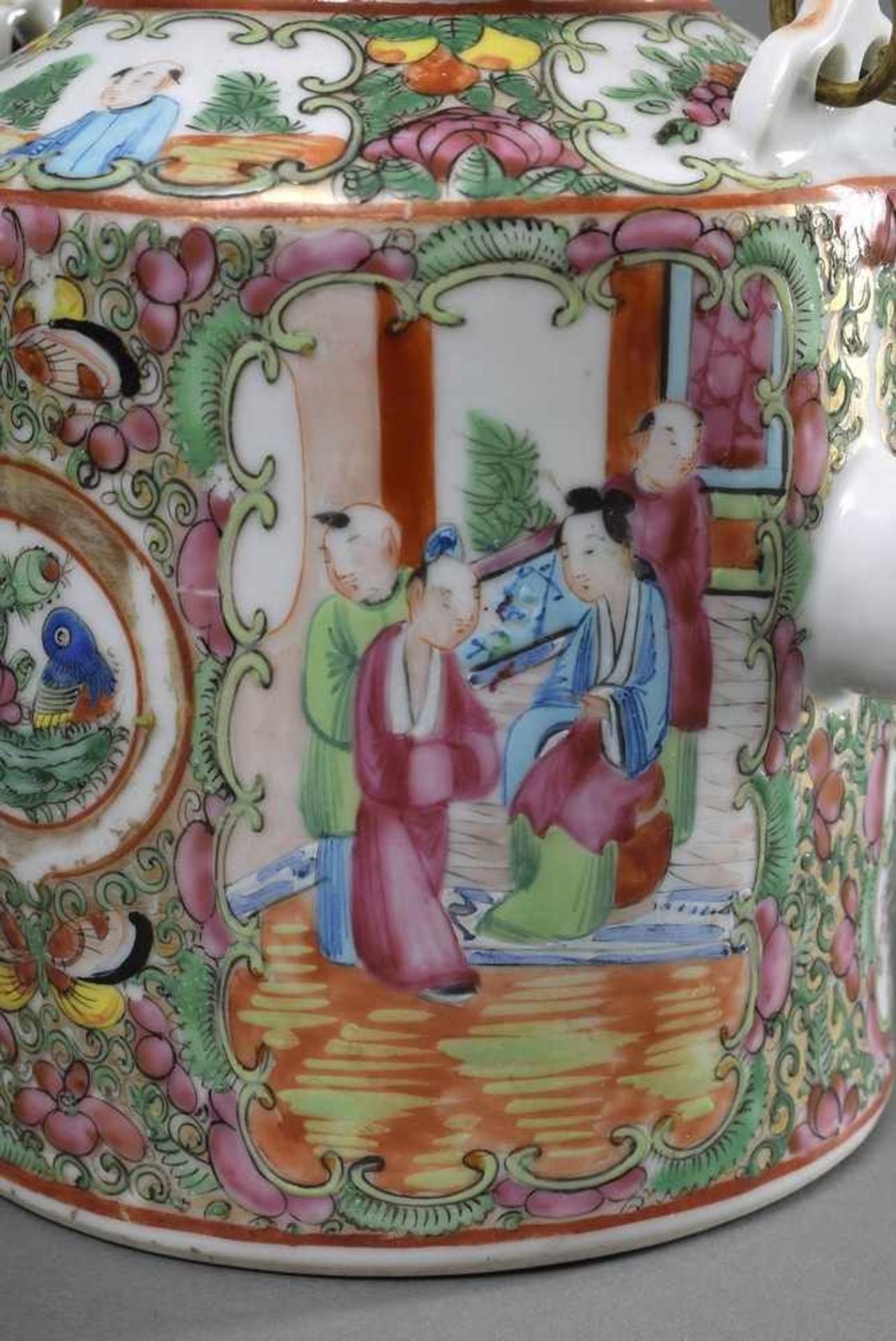 Chinesische Teekanne mit Kantonmalerei, 19.Jh., H. 16cm, Deckel rest. Chinese teapot with cantonal - Bild 6 aus 7