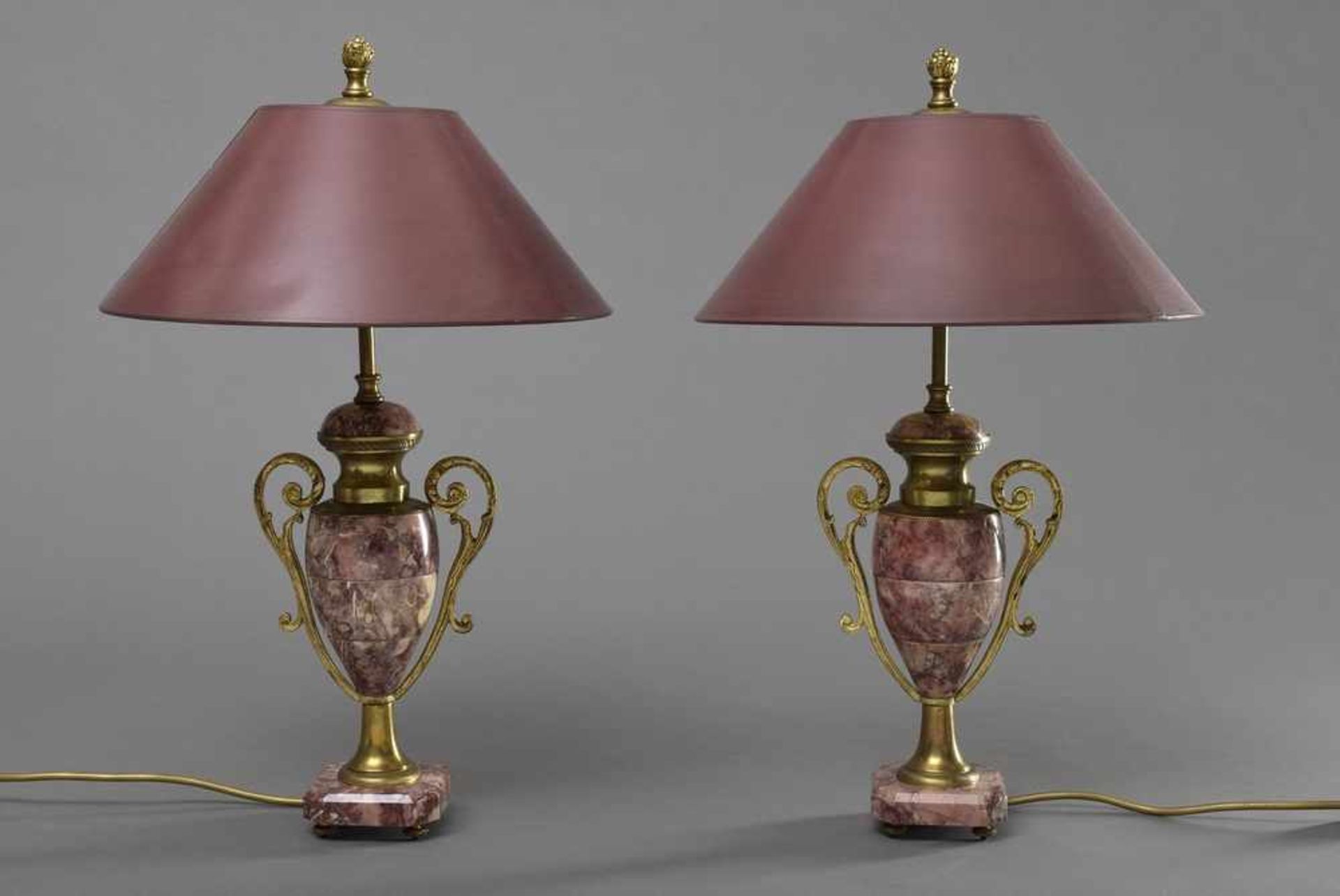 Paar rötliche wilhelminische Marmorvasen mit Messinghenkeln, als Lampen montiert, H. 50cm Pair of