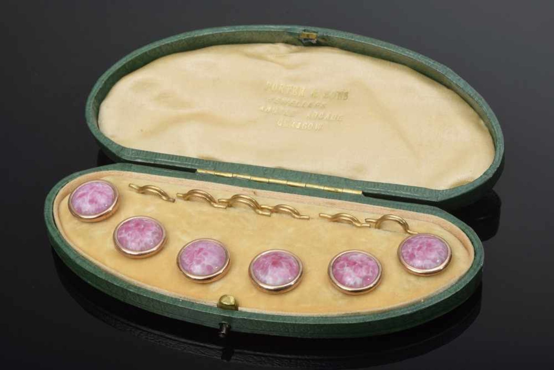 6 Vergoldete Hemdknöpfe mit rosé Emaille im ovalen Etui, Porter & Sons/Glasgow, je Ø 1,5cm 6 Gold-