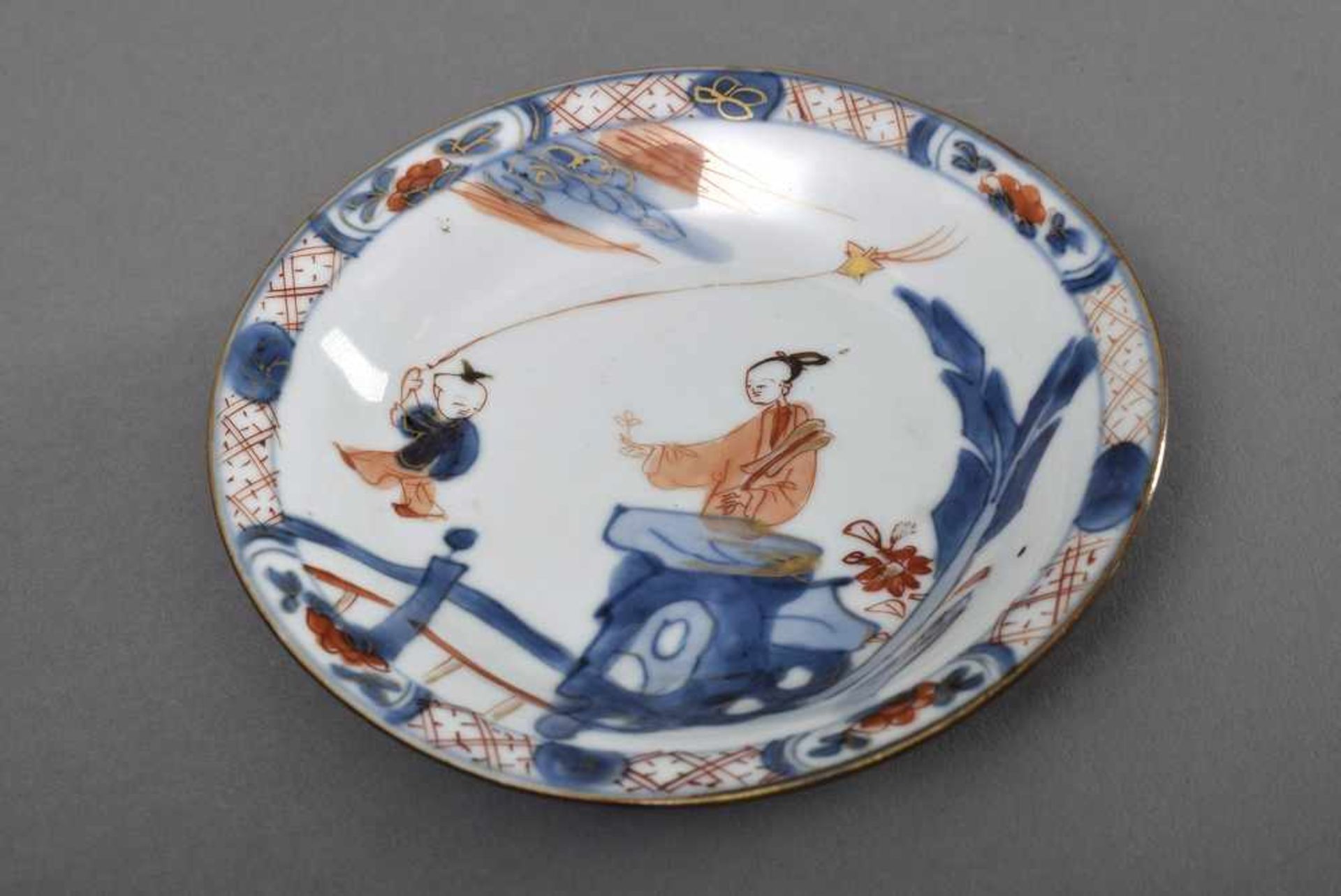 Porzellan Teller mit Imari Dekor in Blauweiß und Eisenrot "Gelehrter mit Fächer neben Felsen und - Bild 2 aus 4