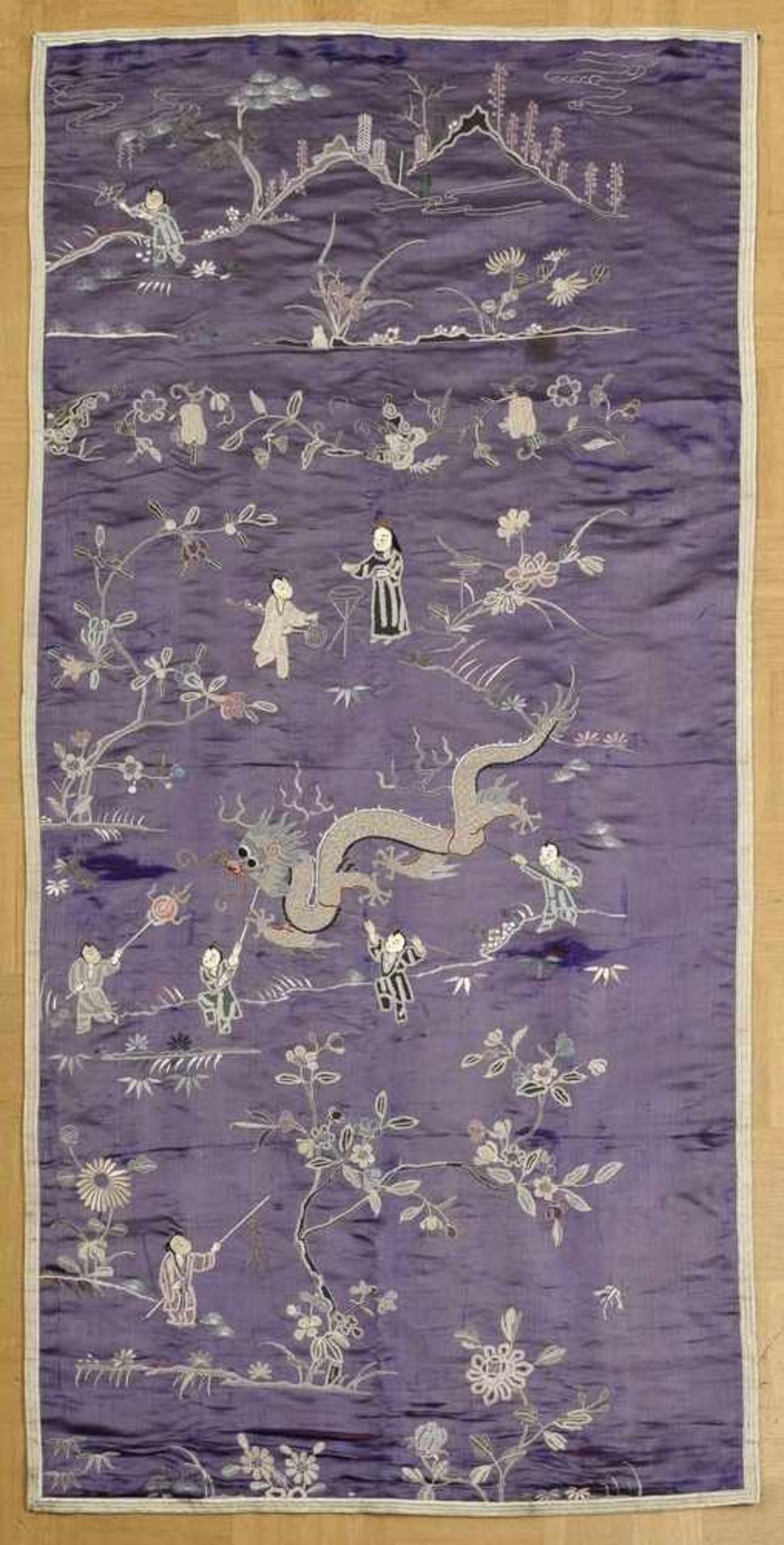 Chinesisches Textilfragment "Kinder und Drache", Seide bestickt, 154x75cm, mürbe/ausgeblichen