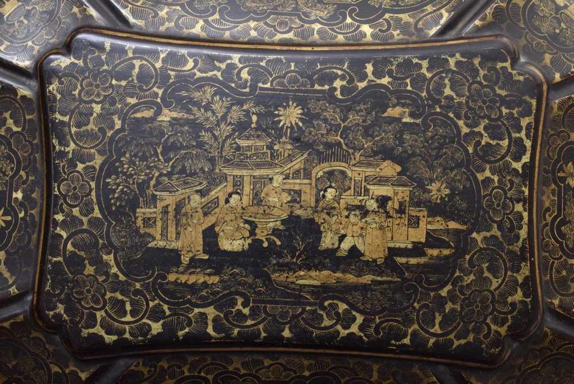 Chinoiserie Nähkasten mit Goldmalerei Szenen, Interieur mit diversen Nähutensilien z.T. aus Bein, - Bild 4 aus 5