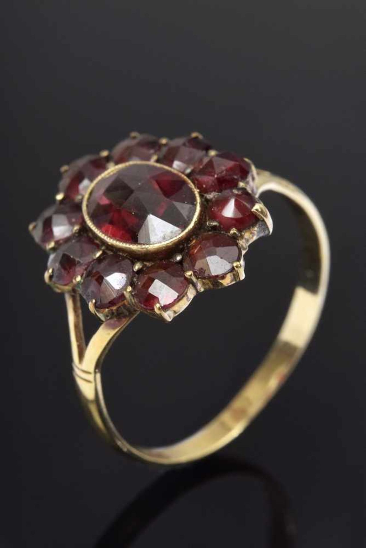 GG 585 Ring mit Granatrosette, 1,6g, Gr. 52 YG 585 Ring with garnet rosette, 1.6g, size 52 - Bild 2 aus 2