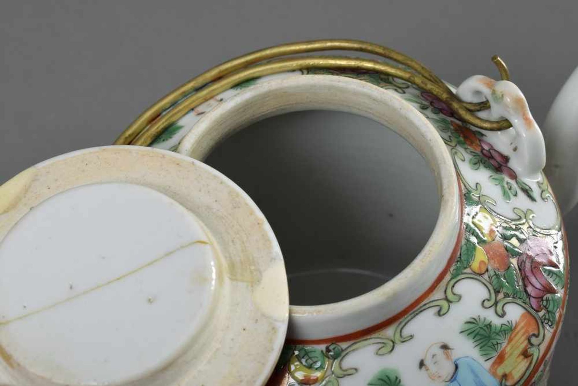 Chinesische Teekanne mit Kantonmalerei, 19.Jh., H. 16cm, Deckel rest. Chinese teapot with cantonal - Bild 5 aus 7