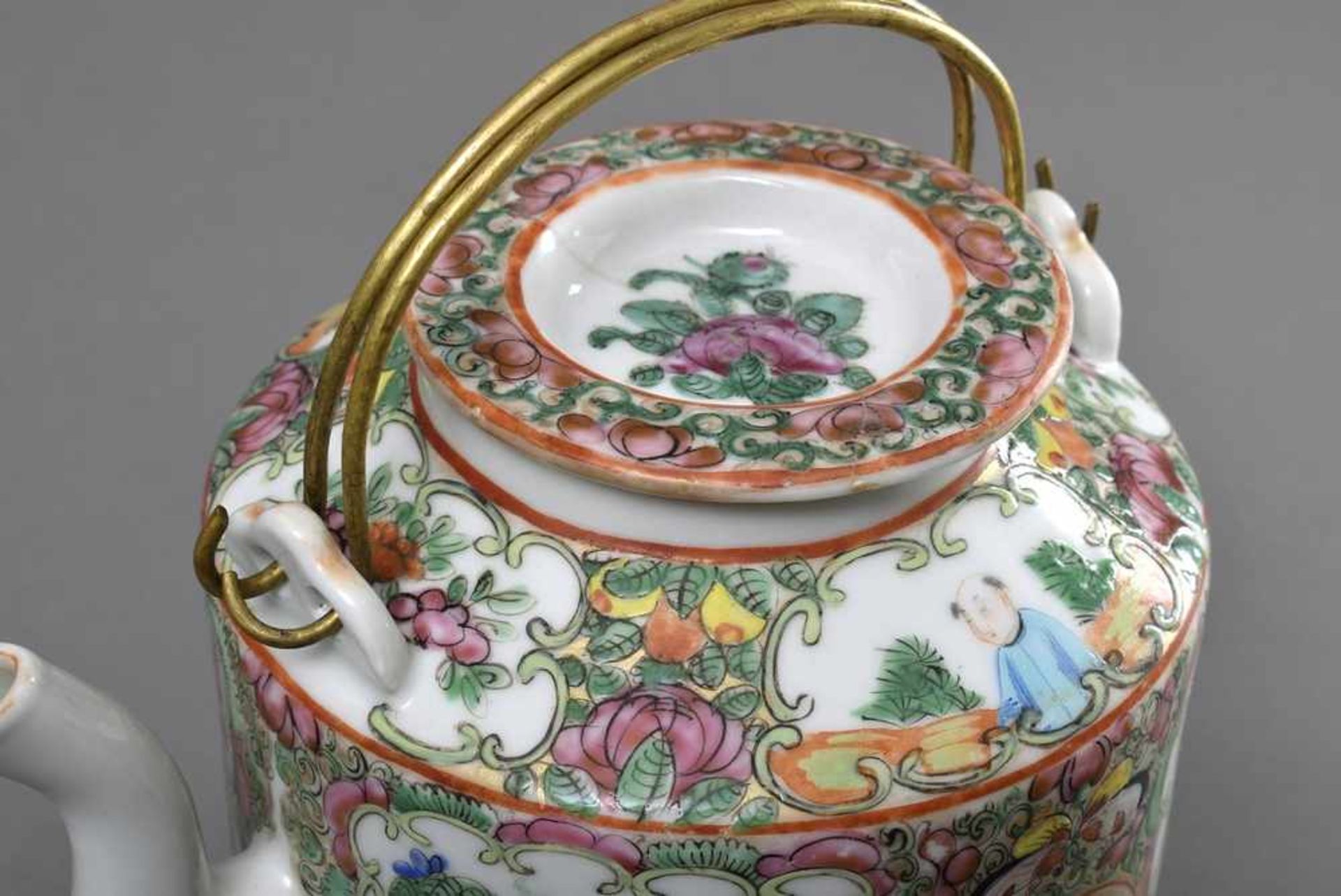 Chinesische Teekanne mit Kantonmalerei, 19.Jh., H. 16cm, Deckel rest. Chinese teapot with cantonal - Image 7 of 7