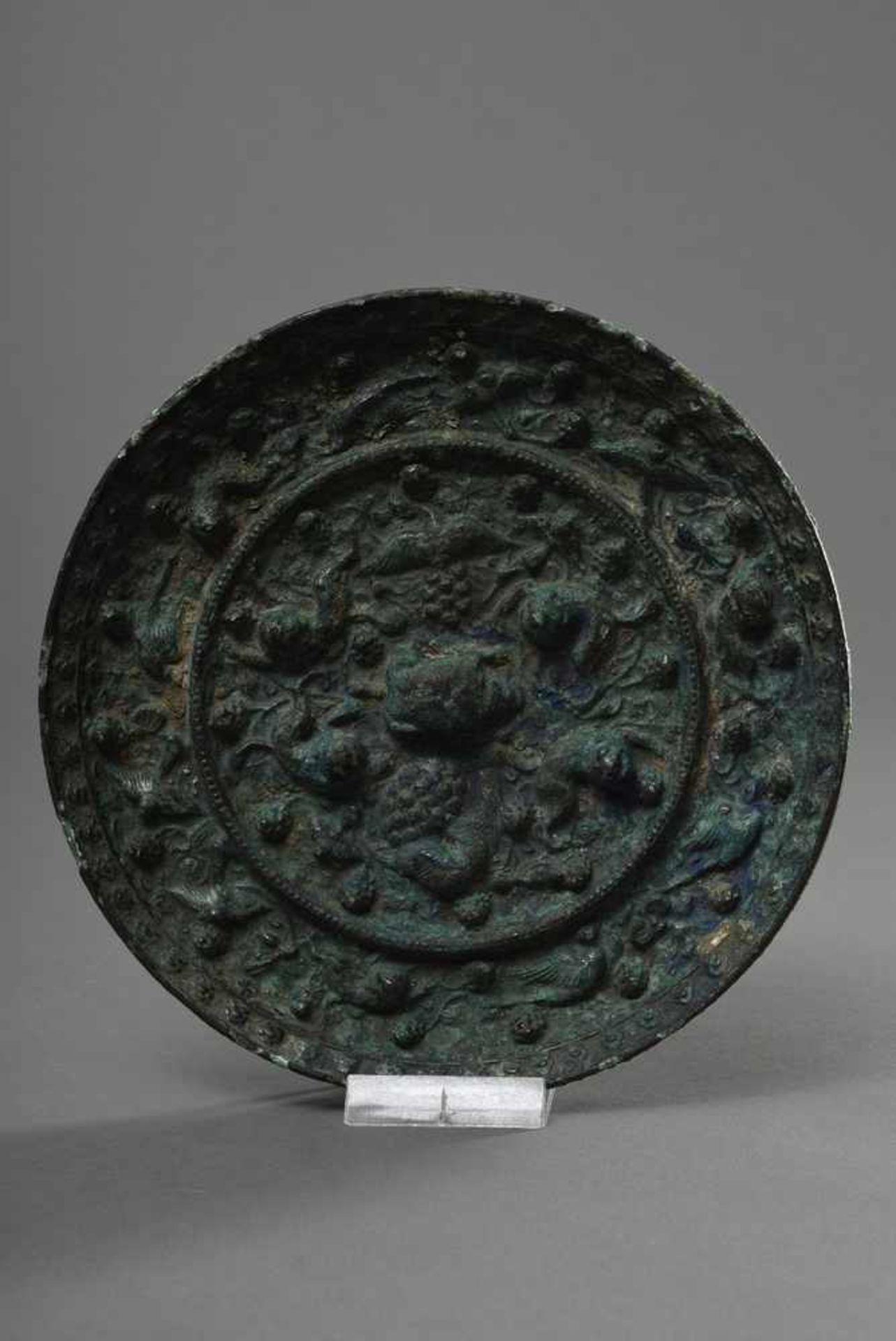 Bronzespiegel des sogenannten "Löwen- und Trauben" Typus, China wohl frühe Tang-Zeit (618-907 n. - Bild 6 aus 6