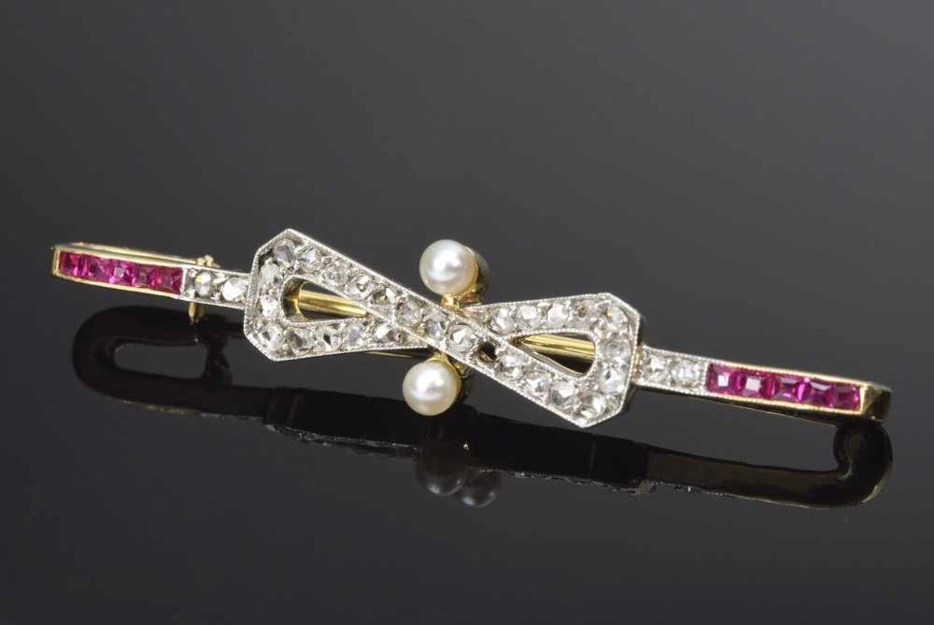 GG 750 Nadel "Schleife" mit Diamantrosen und Rubinen sowie 2 Perlen, um 1900, 3,9g, L. 4,5cm, 1
