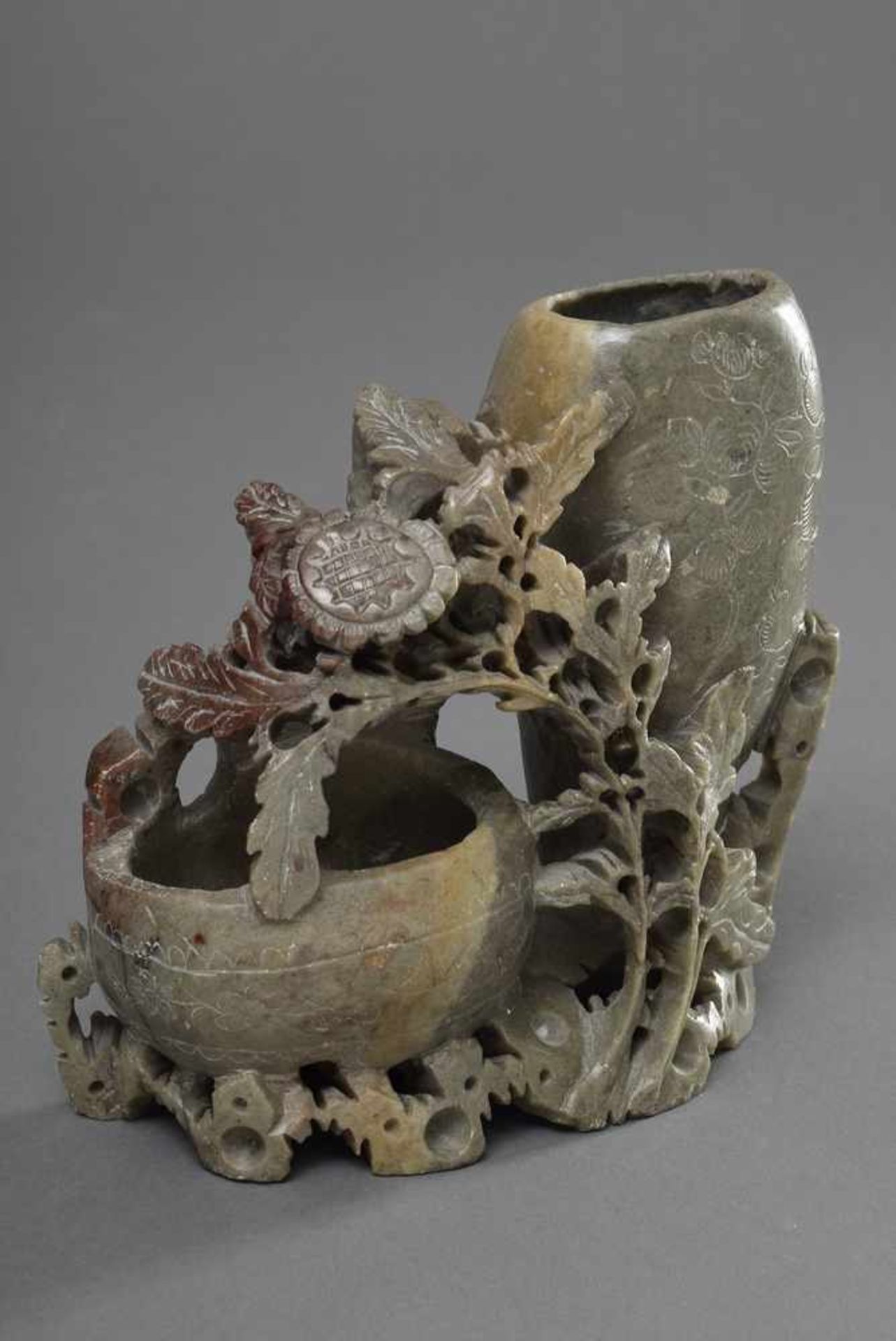 Chinesische Specksteinschnitzerei Vase mit floralem Dekor, verso schwarze Stempelmarke, 14,5x15,