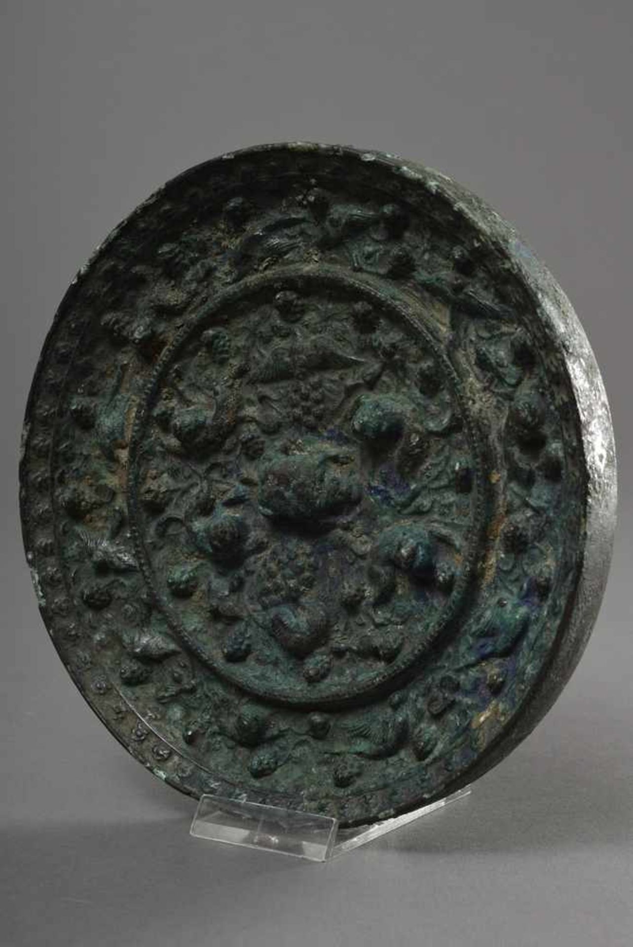 Bronzespiegel des sogenannten "Löwen- und Trauben" Typus, China wohl frühe Tang-Zeit (618-907 n.