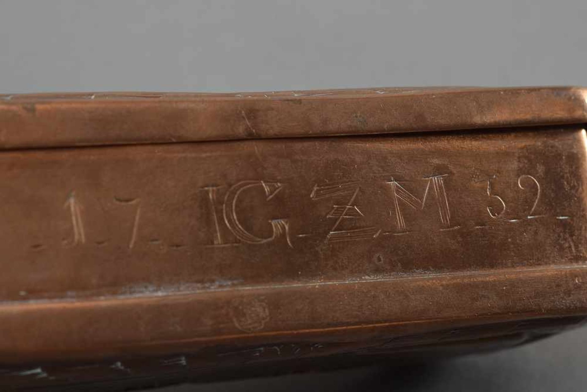 Oktogonale Kupfer Schnupftabakdose mit floraler Gravur "IGZM 1732", 3,5x12,5x6cm, Druckstellen, - Bild 5 aus 5