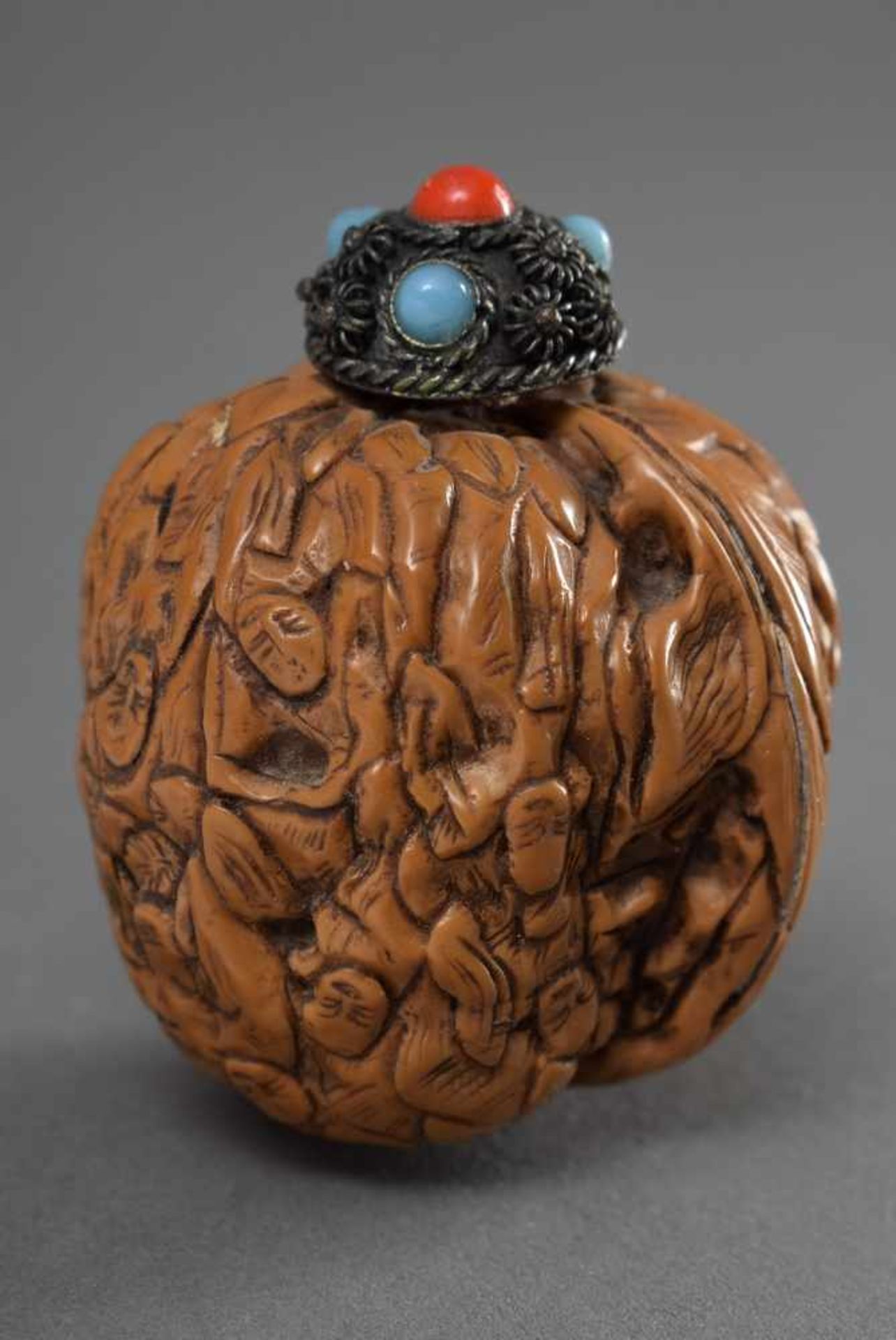 Kleine beschnitze Walnuss Snuffbottle "Lohans" mit Filigran Stopfen, H. 4,5cm Small carved walnut