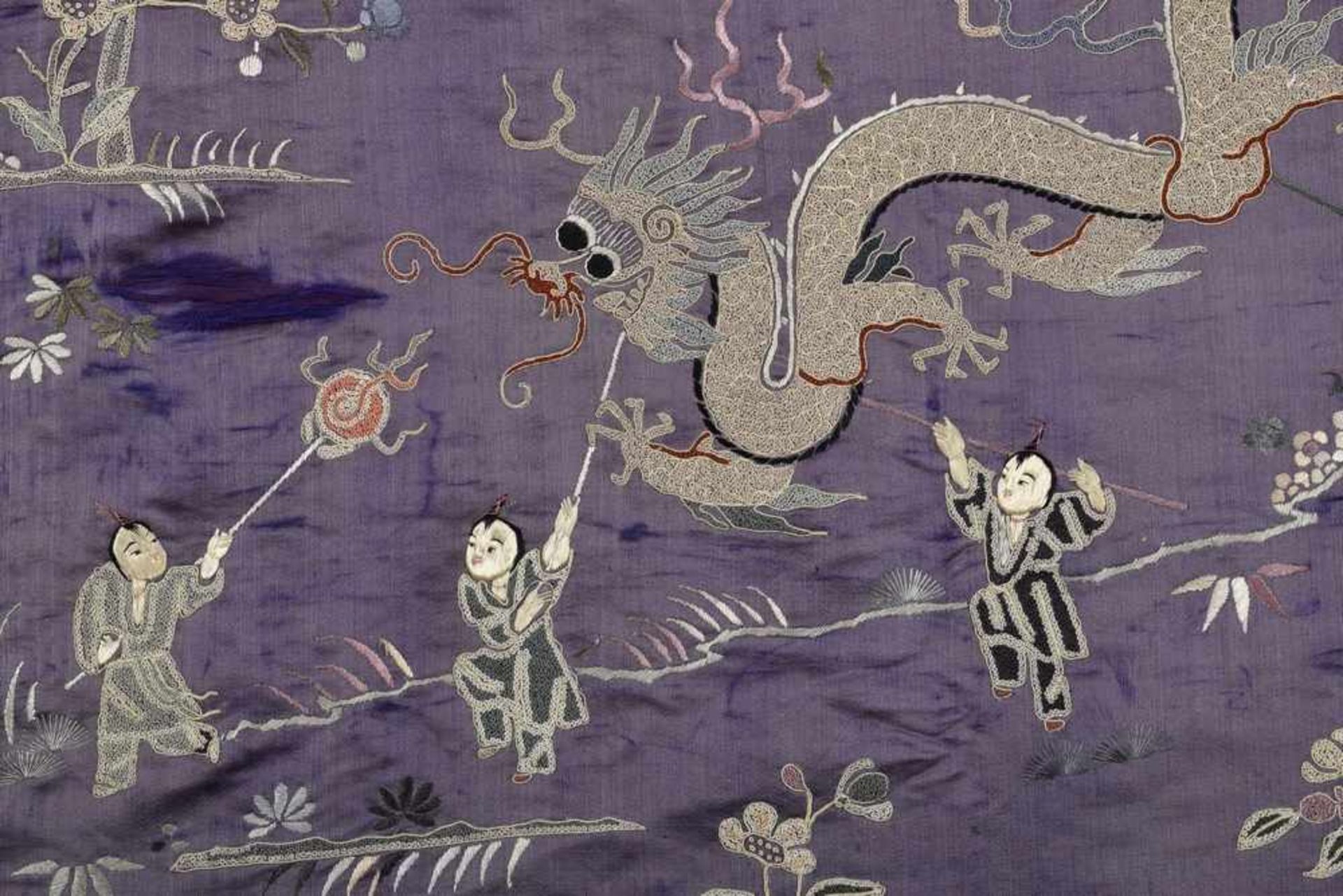Chinesisches Textilfragment "Kinder und Drache", Seide bestickt, 154x75cm, mürbe/ausgeblichen - Bild 2 aus 4
