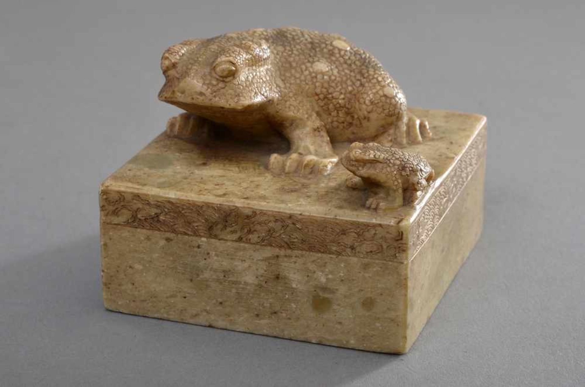 Großes Speckstein Siegel "Kröte mit kleiner Kröte", China um 1900, 6x7x7cm Big soapstone seal ''toad