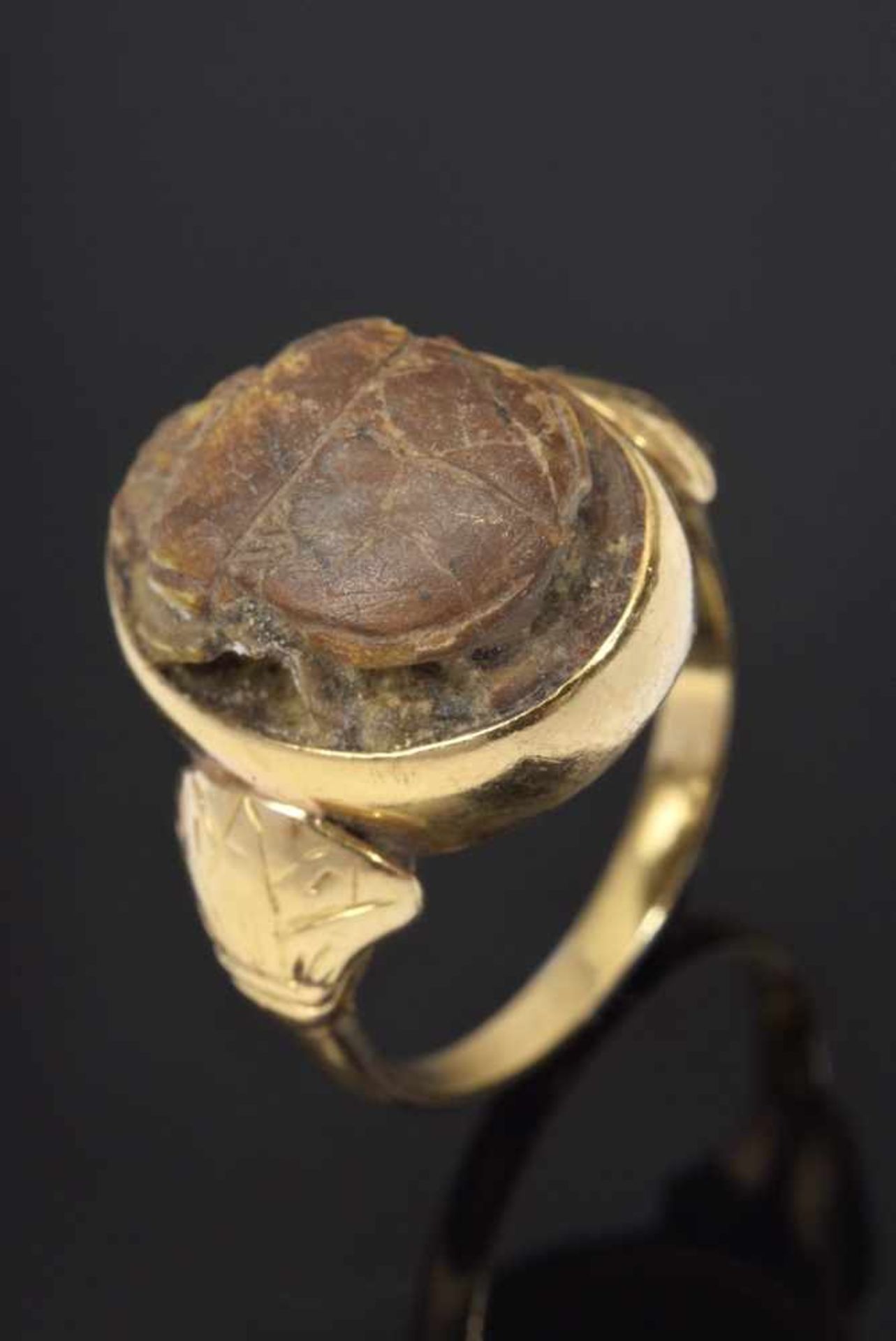 GG Ring mit Skarabäus, 7,7g, Gr. 55,5, etwas bestoßen YG ring with scarab, 7.7g, size 55.5, slightly - Bild 2 aus 2