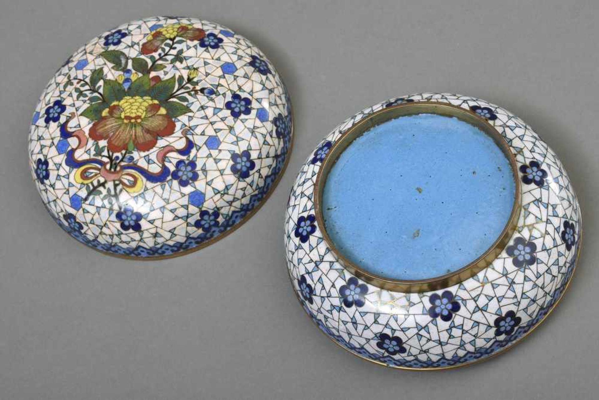 Runde Cloisonée Dose "Chrysantheme auf Pflaumenblüten auf gecracktem Eis Fond" auf blau/weißem - Bild 4 aus 4