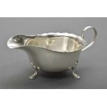 Englische Sauciere auf Füßchen, Mappin & Web Ltd/Sheffield 1963, Silber 925, 99g, 7x15,5cm English