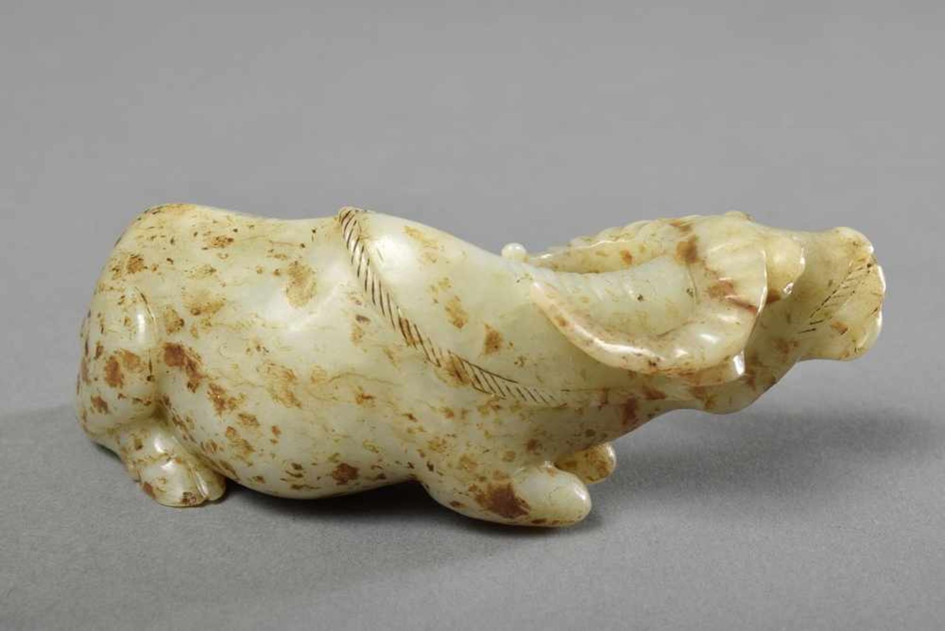 Chinesische Jadeschnitzerei "Liegender Wasserbüffel", 19.Jh., H. 4cm, L. 11cm Chinese jade - Bild 2 aus 3