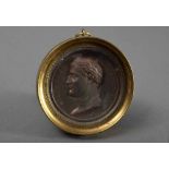 Gerahmte Kupfermedaille "Napoleon Empereur et Roi" in rundem Messingrahmen, Ø 8cm Framed copper