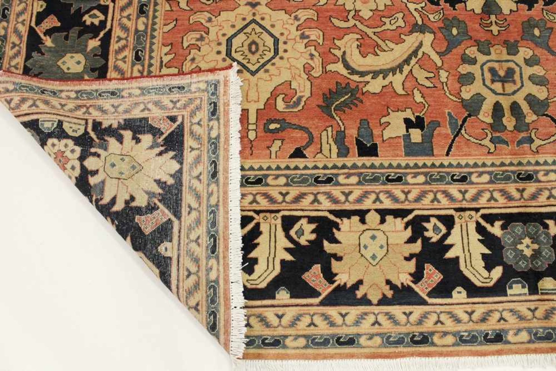 Großer Azeri Teppich mit floral abstrahiertem Muster auf apricotfarbenem Fond, Pflanzenfarben, - Bild 2 aus 2
