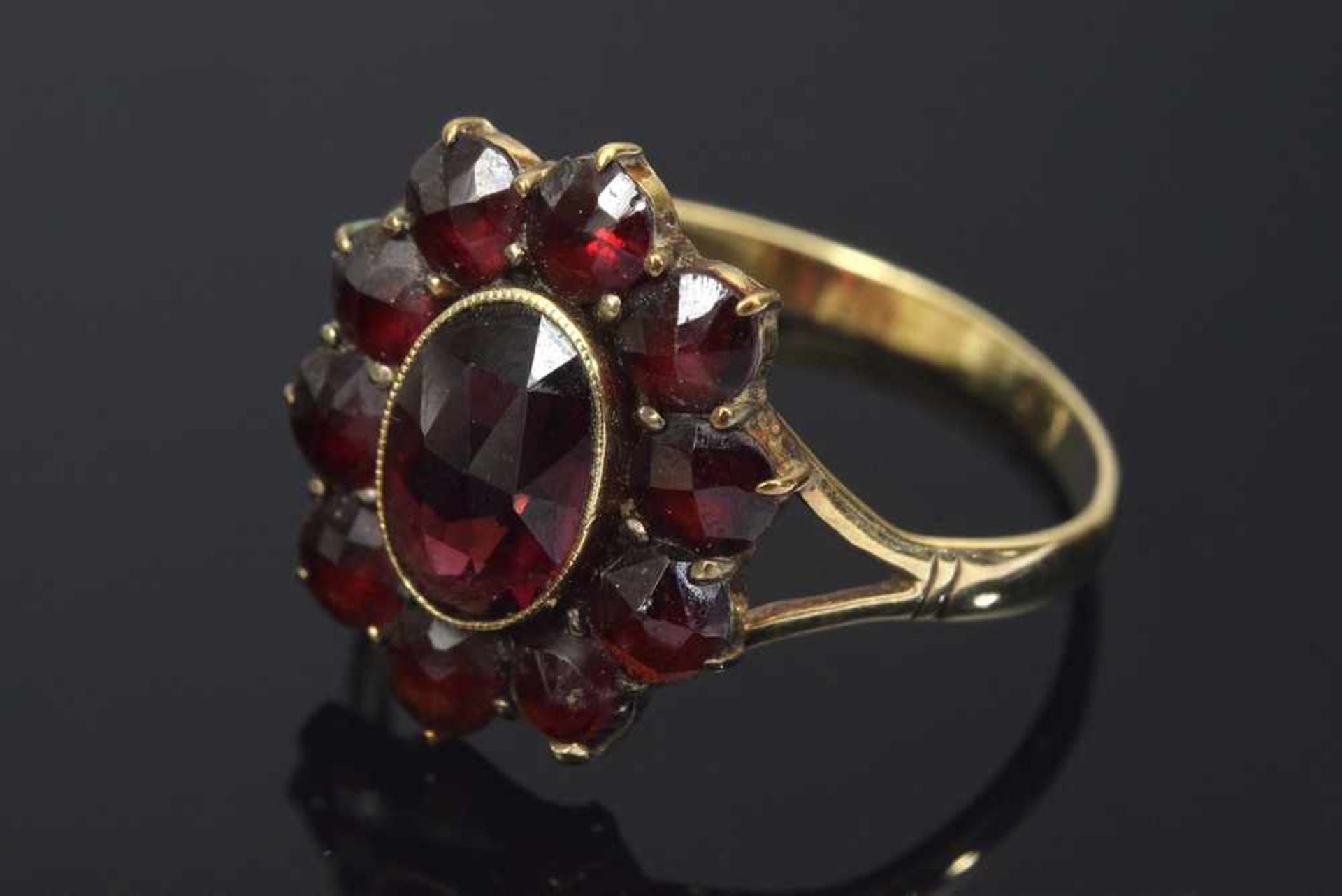 GG 585 Ring mit Granatrosette, 1,6g, Gr. 52 YG 585 Ring with garnet rosette, 1.6g, size 52