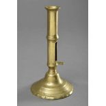 Französischer Messing Schiebeleuchter, 19.Jh., H. 22cm French brass candlestick, 19th century, h.