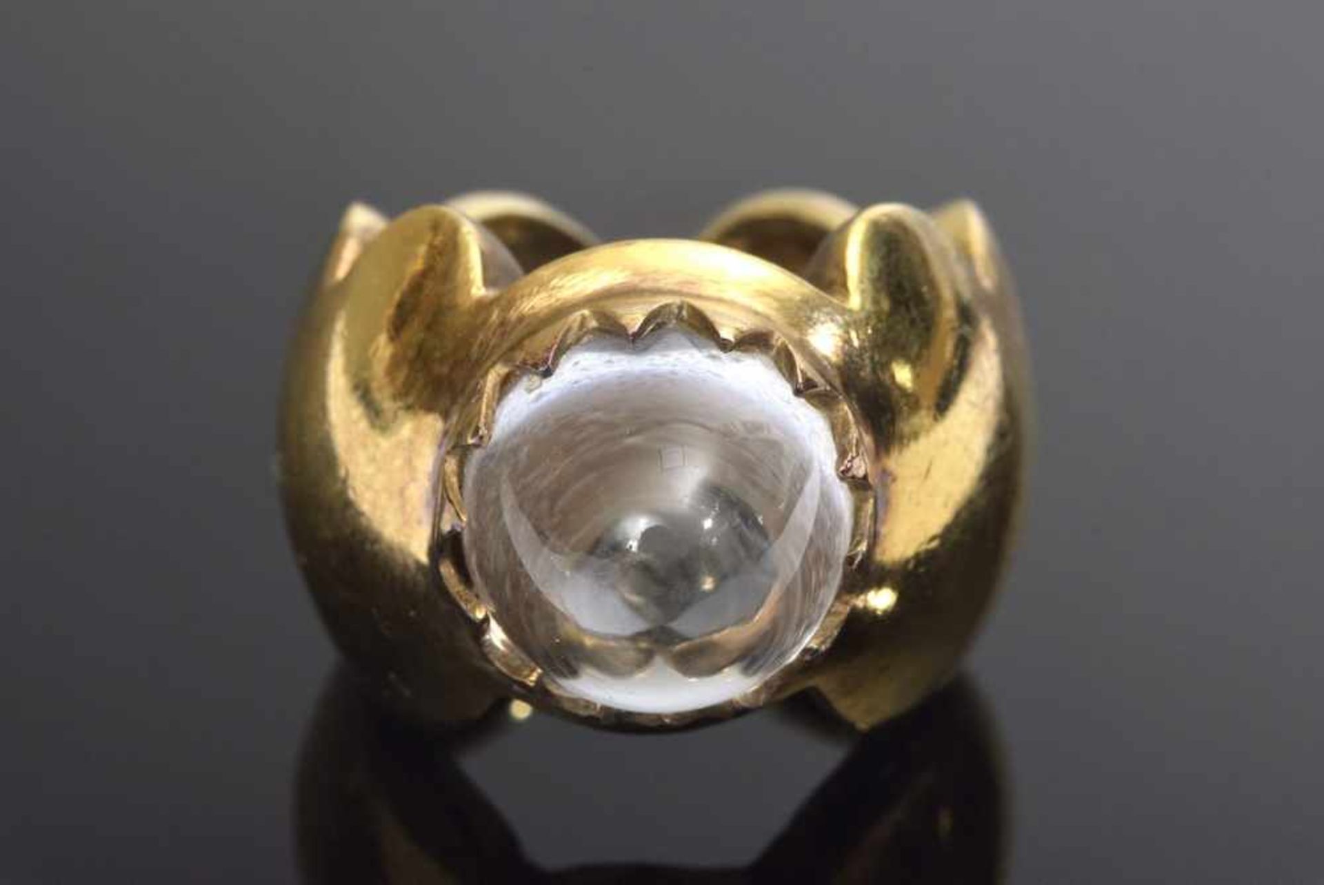 Ring mit breiter gewellter Schiene und hohem Bergkristall Cabochon in Zackenkrampen, Silber 925 - Bild 2 aus 3