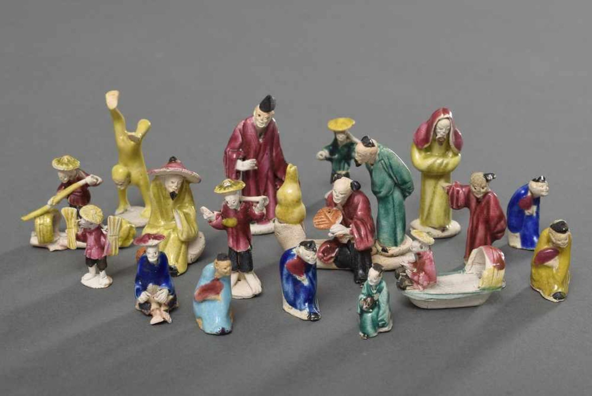 17 Diverse chinesische Tonminiaturfiguren, H. 1-4cm, min. best 17 17 Various chinese clay