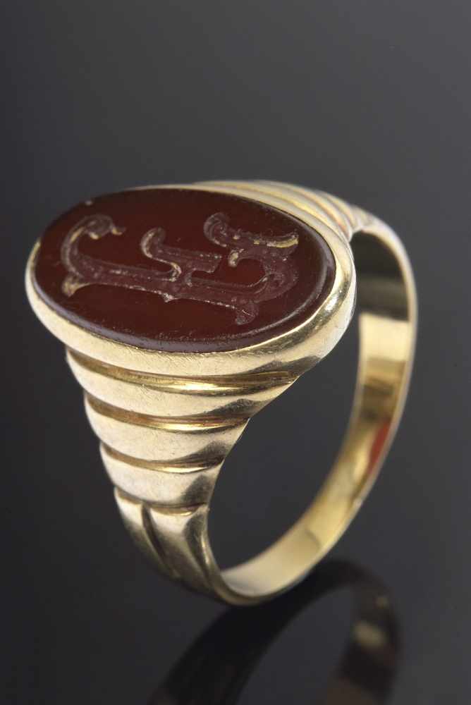 GG 585 Siegelring mit Karneolplatte "F", um 1900, 6,9g, Gr. 54,5 YG 585 Seal ring with carnelian