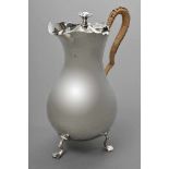 Englische Kanne mit Basthenkel, Mappin&Webb, Sheffield 1907, Silber 925, 616g, H. 22cm English jug